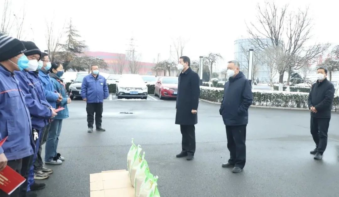 王宝玉书记到华亿网页版_华亿(中国)官方看望慰问职工和劳模李静敏